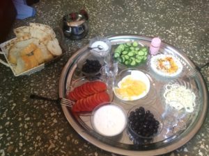 トルコとシリアそれぞれのパン、ヨーグルト、オリーブを用意してくれました!