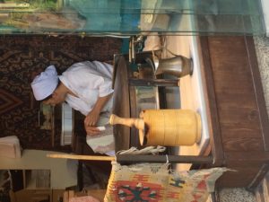 イスタンブールのお店にて。鉄鍋の上でホブズを焼きます。